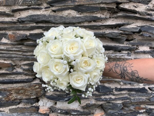 Bouquet de Mariée de Roses blanches et Gypsophile