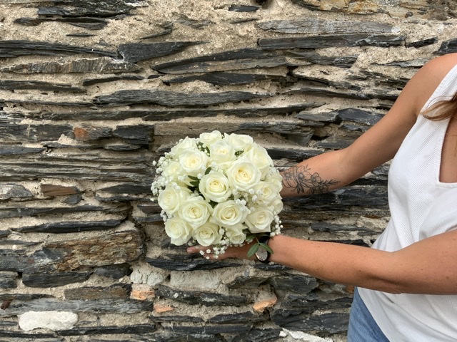 Bouquet de Mariée de Roses blanches et Gypsophile - Adelys Fleurs