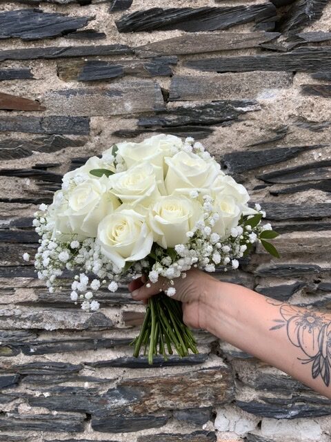 Bouquet de Mariée de Roses blanches et Gypsophile - Adelys Fleurs