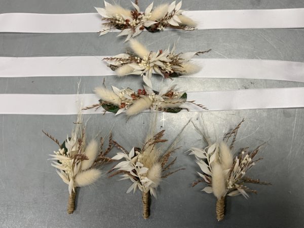 Boutonnière, chapeau, bracelet – Image 3