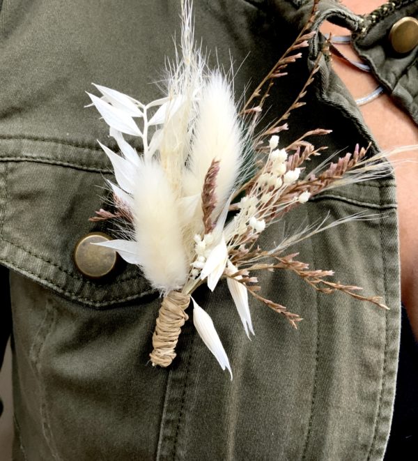 Boutonnière, chapeau, bracelet